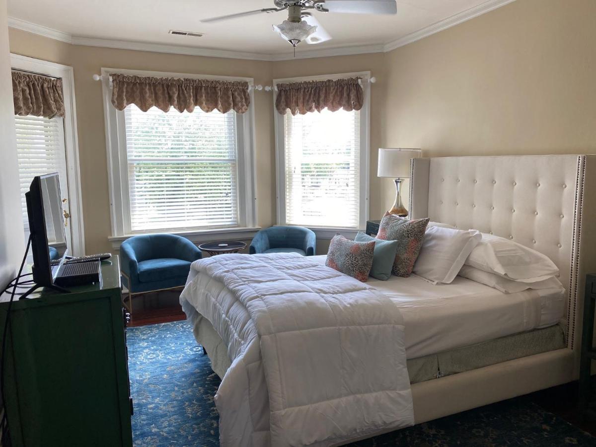 Deluxe Double Room with Balcony at Inn at 835 Boutique Hotel