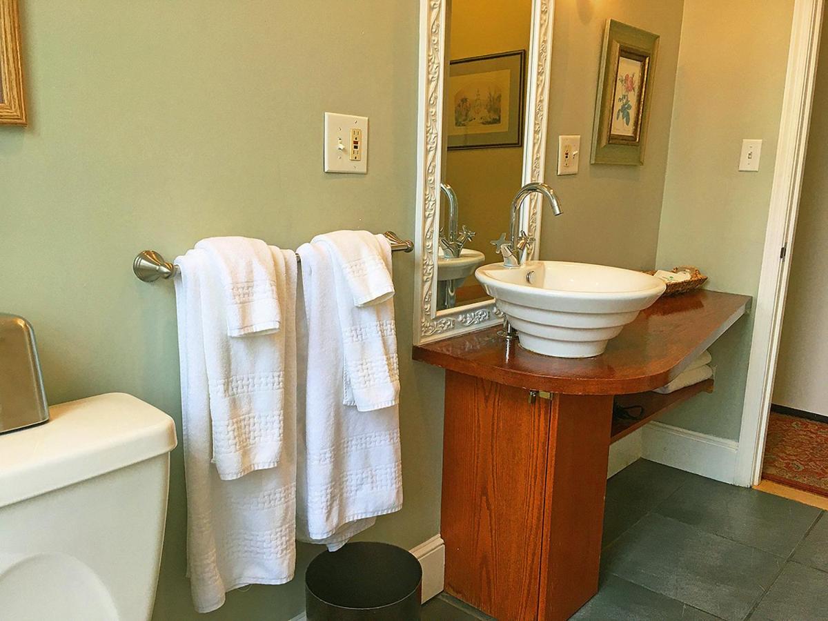 | Morris House Hotel