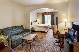 Room #35140606 at Econo Lodge Inn & Suites Bridgeport