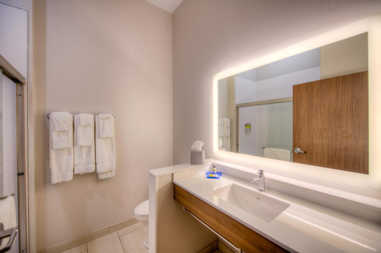 | Holiday Inn Express & Suites Remington, an IHG Hotel