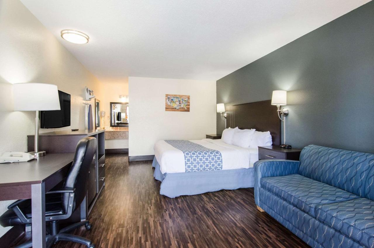 King Room - Non-Smoking at Econo Lodge Near Motor Speedway