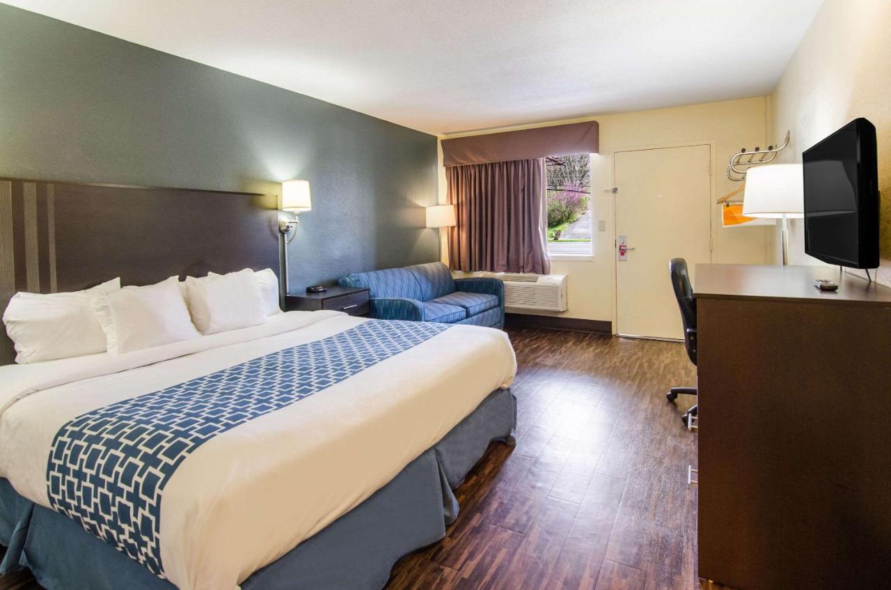 King Room - Non-Smoking at Econo Lodge Near Motor Speedway