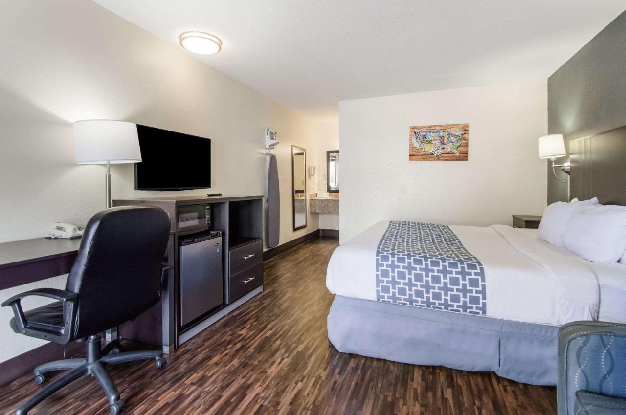 King Room - Non-Smoking at Econo Lodge Near Motor Speedway