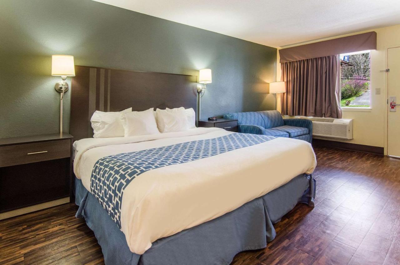 King Room - Non-Smoking at Econo Lodge Near Motor Speedway