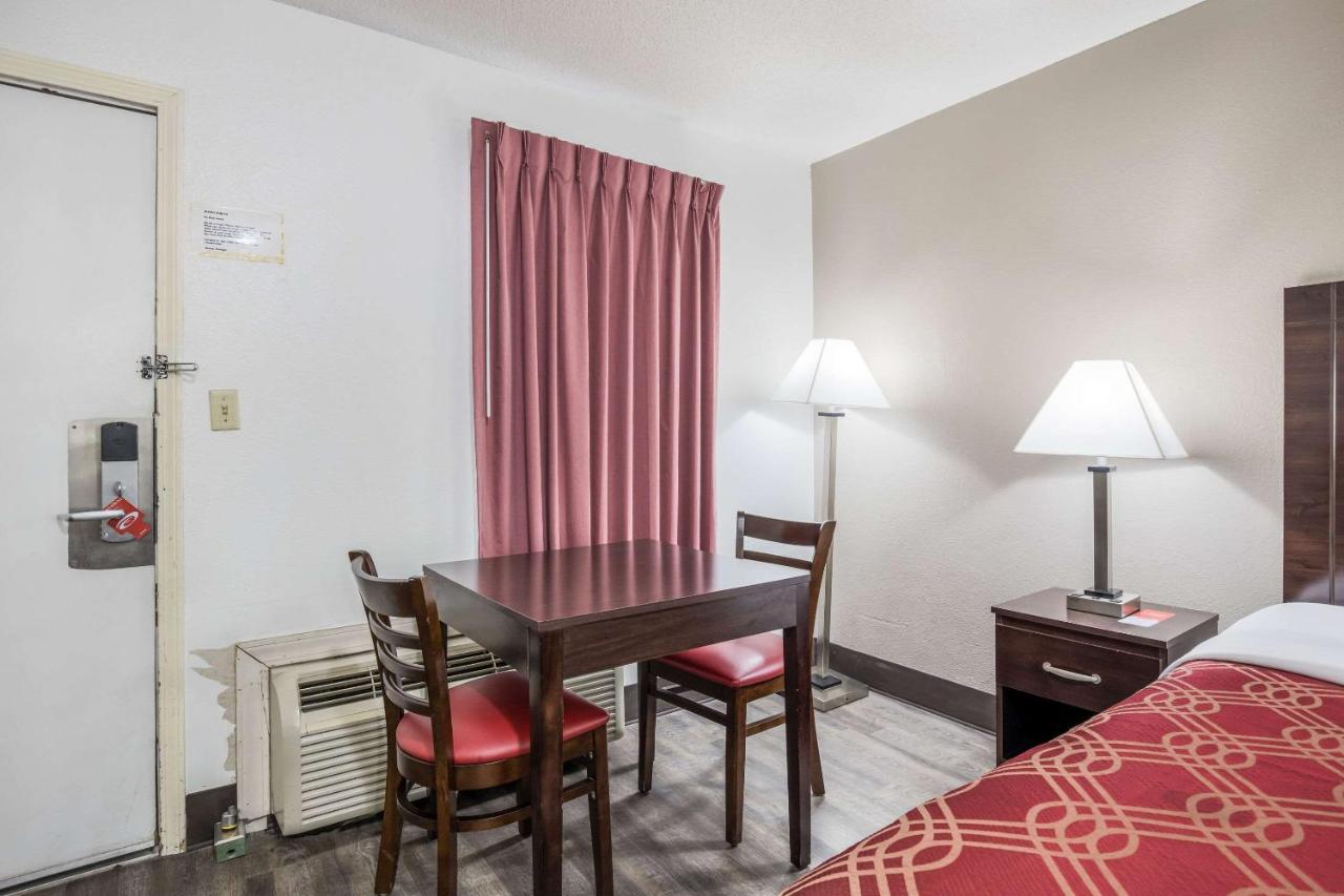 Queen Room - Non-Smoking/Ground Floor at Econo Lodge Cameron