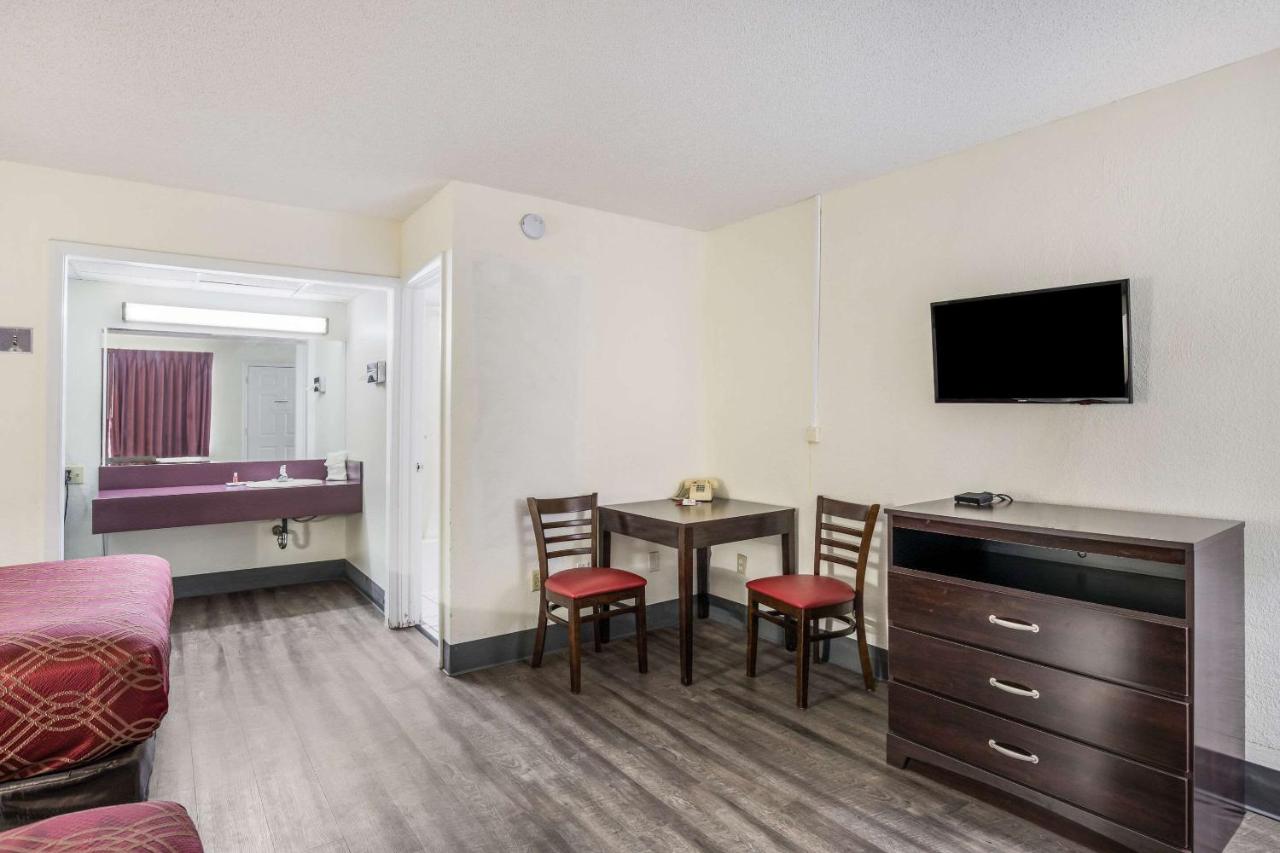 Queen Room - Non-Smoking/Ground Floor at Econo Lodge Cameron