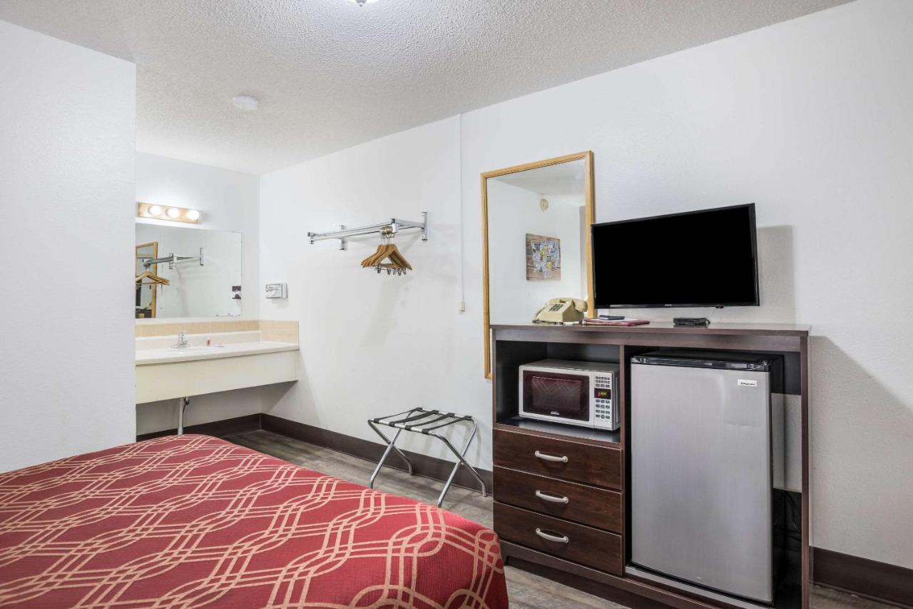 Queen Room - Non-Smoking/Ground Floor at Econo Lodge Cameron