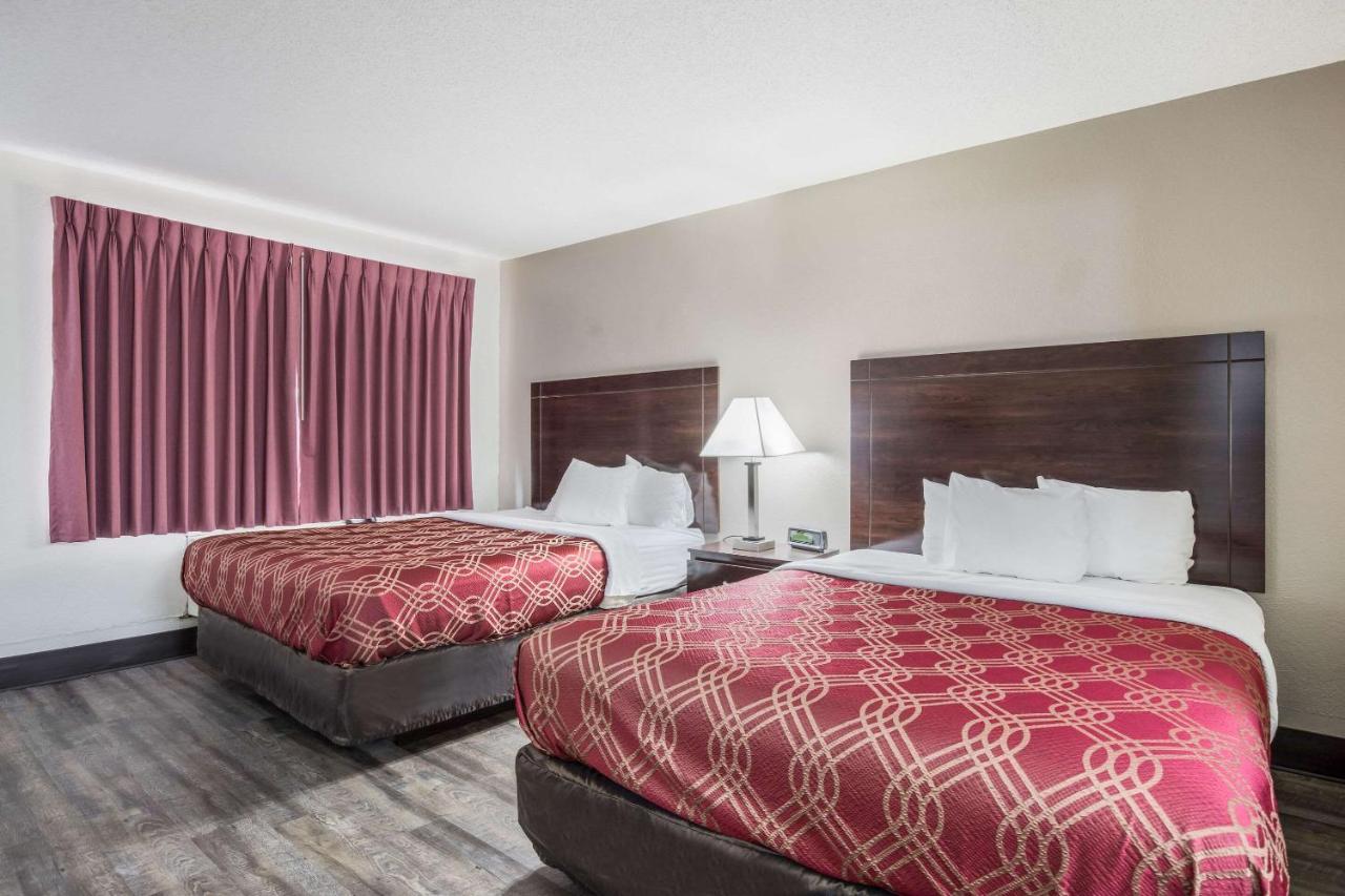 Queen Room with Two Queen Beds - Smoking/Ground Floor  at Econo Lodge Cameron