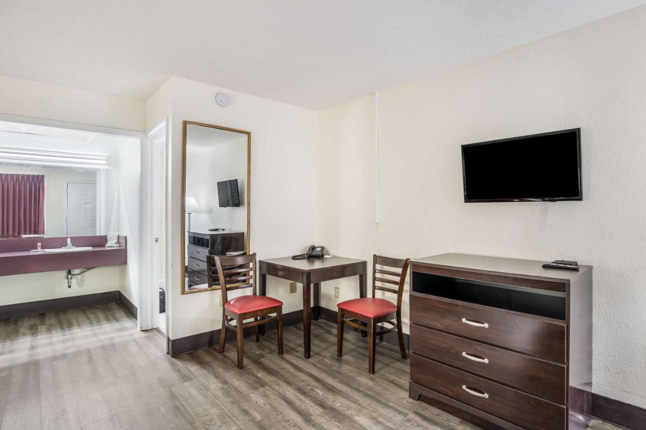 Queen Room with Two Queen Beds - Smoking/Ground Floor  at Econo Lodge Cameron