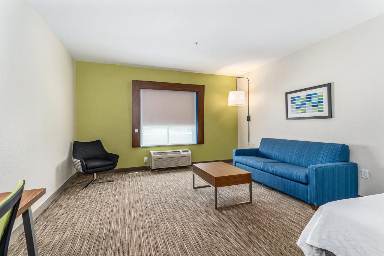 King Suite at Holiday Inn Express Suites Van Buren-Ft Smith Area by IHG