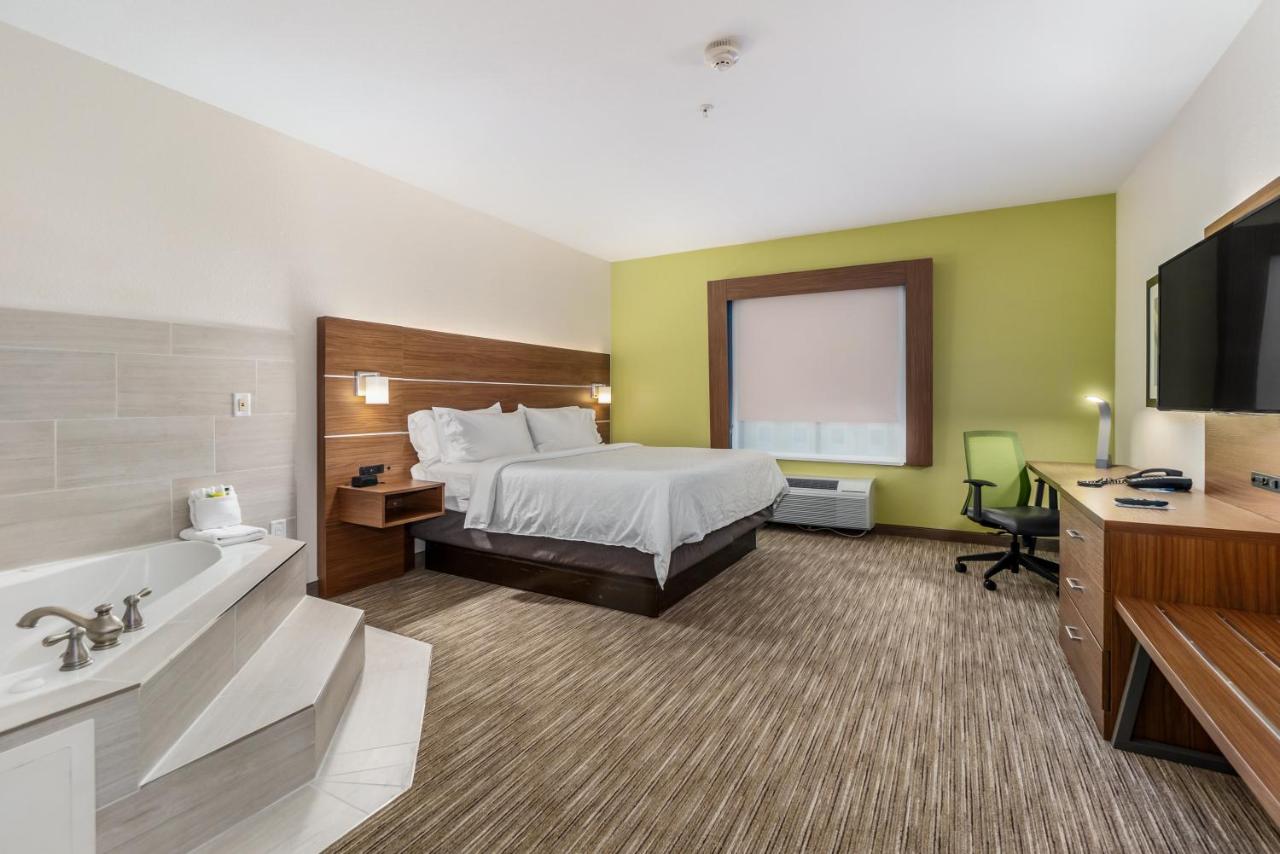Deluxe King Room at Holiday Inn Express Suites Van Buren-Ft Smith Area by IHG