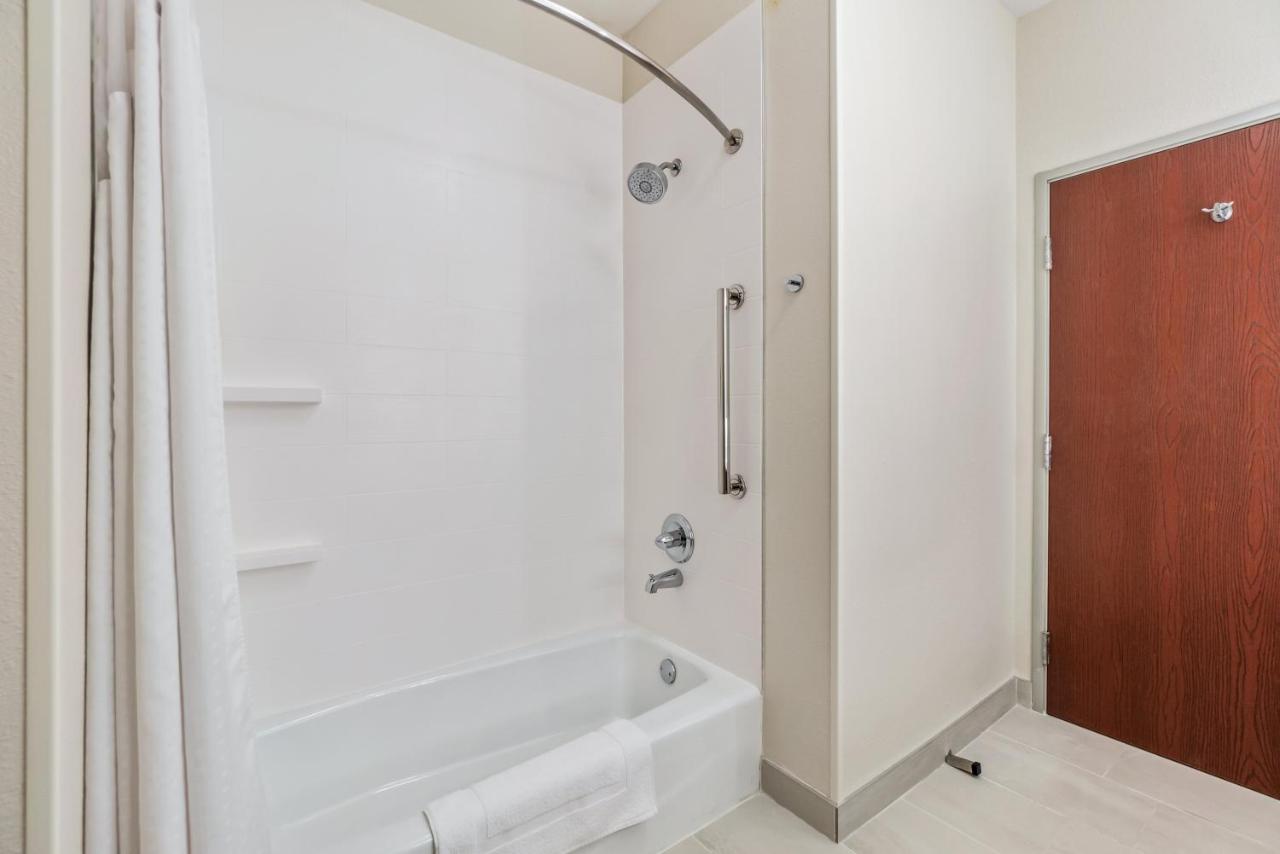 King Suite at Holiday Inn Express Suites Van Buren-Ft Smith Area by IHG