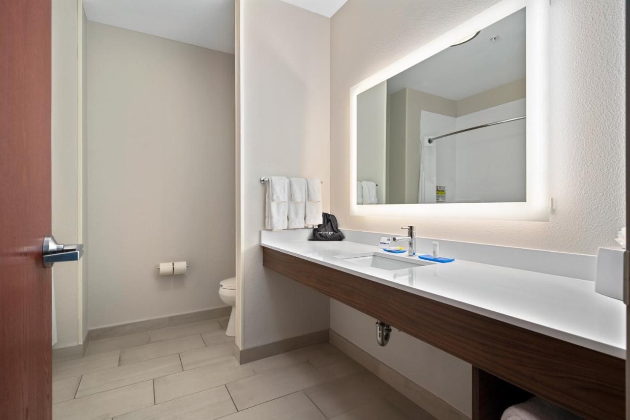 King Suite at Holiday Inn Express Suites Van Buren-Ft Smith Area by IHG
