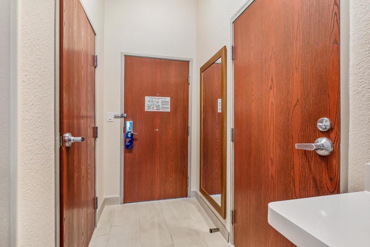 King Room - Disability Access at Holiday Inn Express Suites Van Buren-Ft Smith Area by IHG