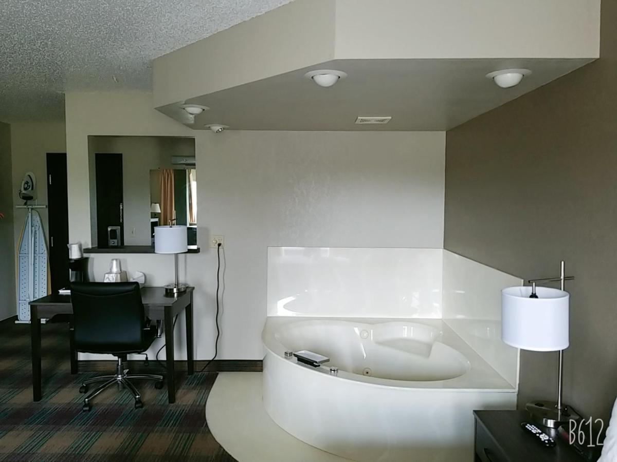 Deluxe King Studio Suite with Jettet Tub - Non-Smoking at Super 8 by Wyndham Glenwood
