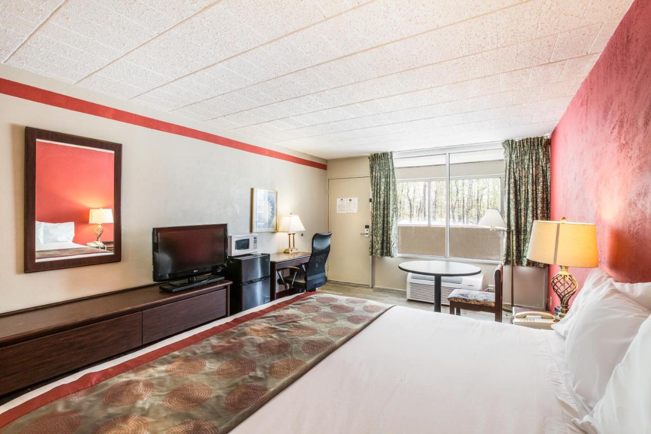 | Red Carpet Inn & Suites