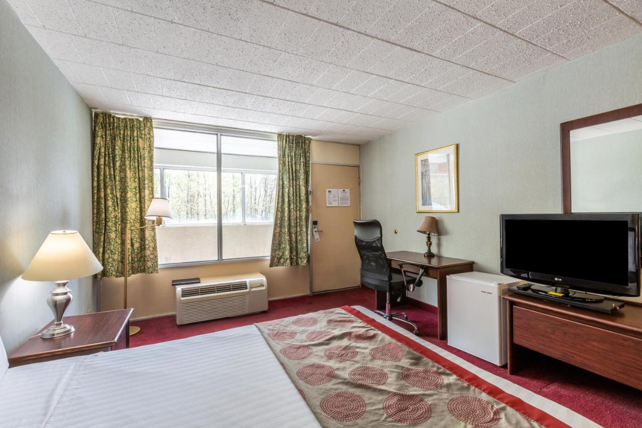 | Red Carpet Inn & Suites