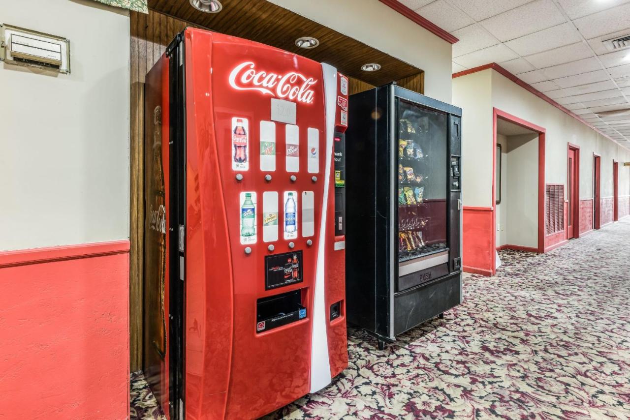 | Red Carpet Inn & Suites