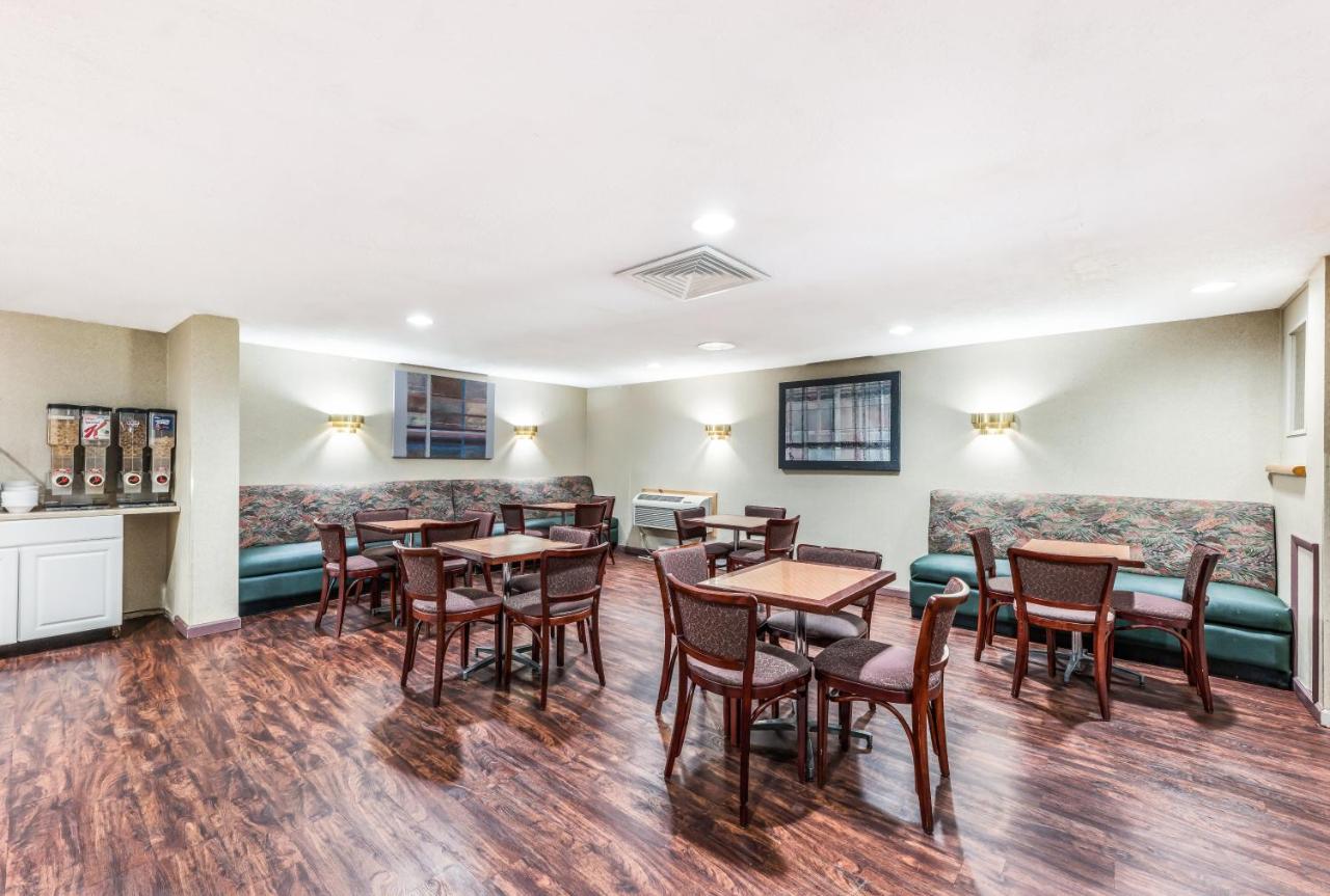 | Red Carpet Inn & Suites