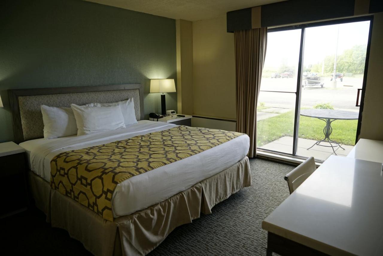 1 King Bed, Luxury Suite, Non-Smoking at Baymont by Wyndham Shakopee