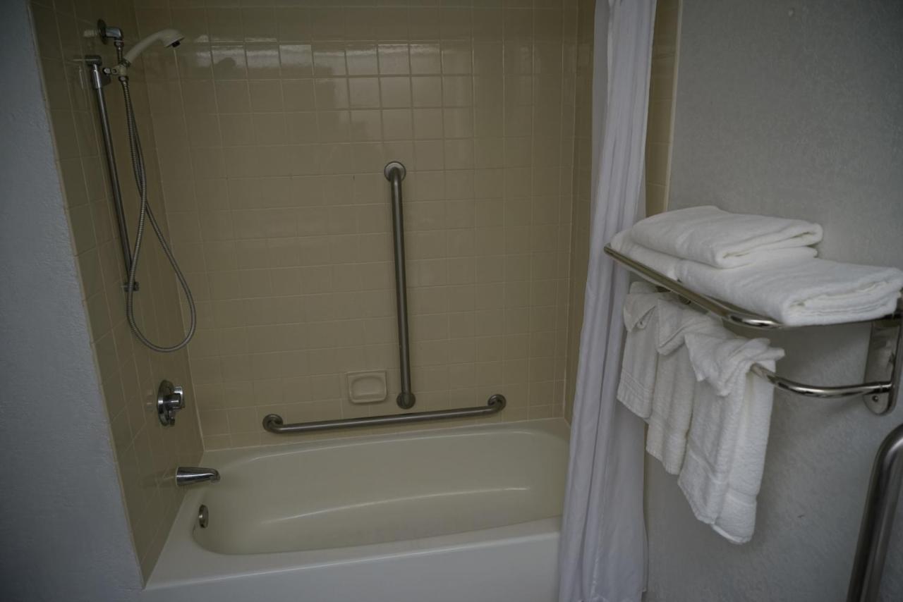 Queen Room - Mobility Access/Non-Smoking at Baymont by Wyndham Shakopee