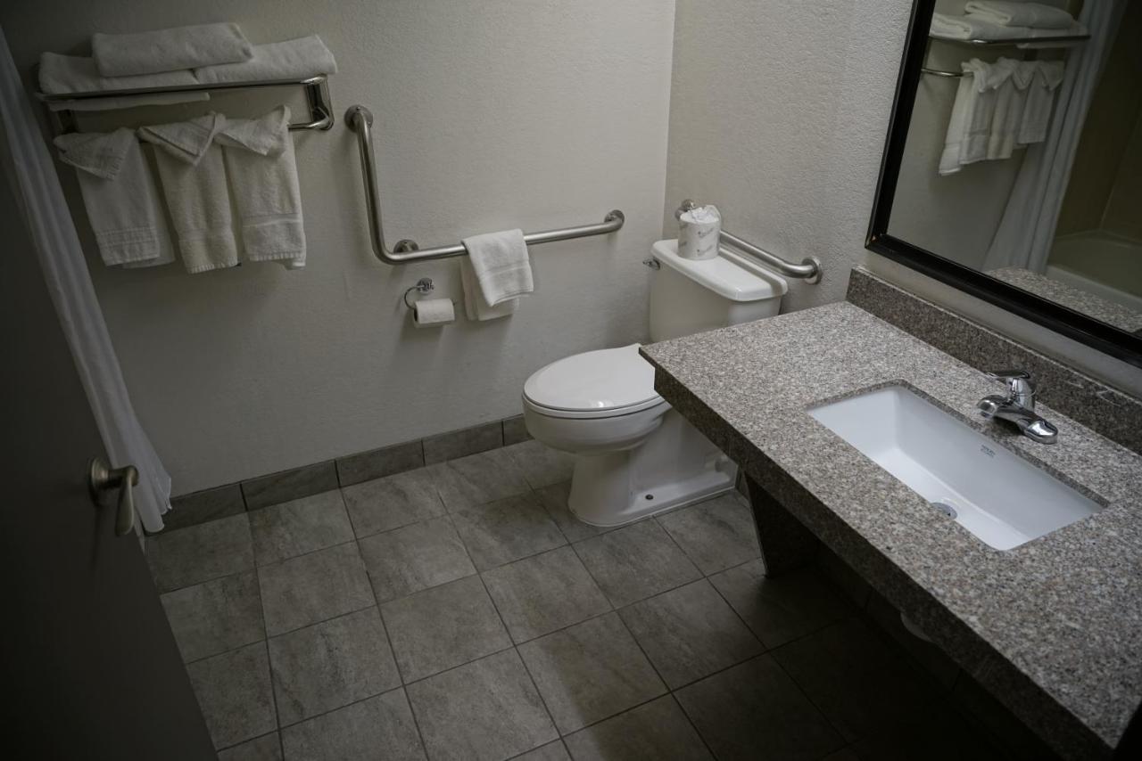 Queen Room - Mobility Access/Non-Smoking at Baymont by Wyndham Shakopee
