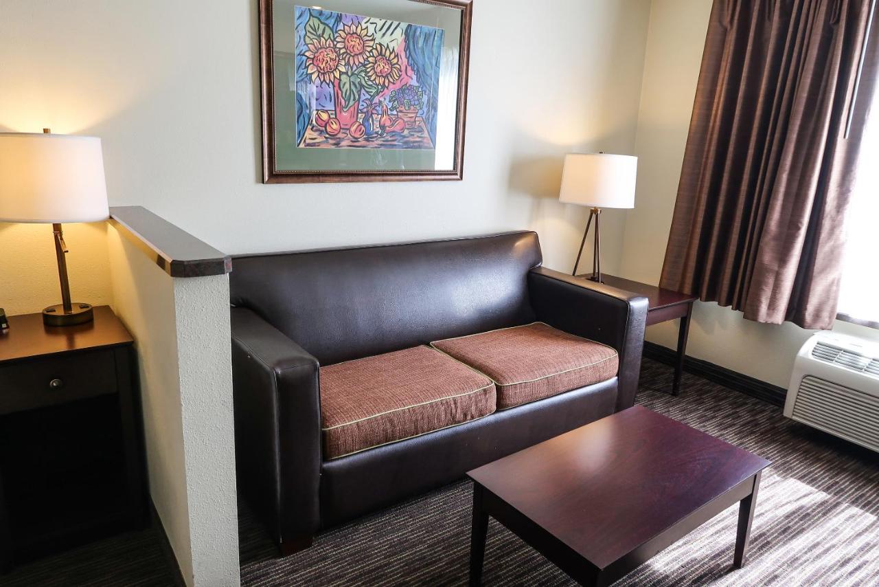 Classic King Suite at Oxford Suites Portland - Jantzen Beach