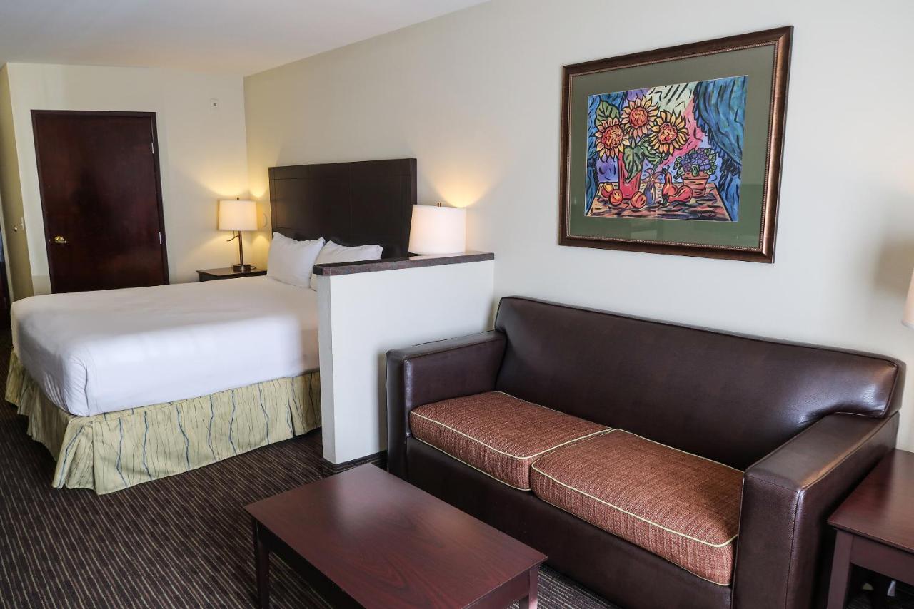 Classic King Suite at Oxford Suites Portland - Jantzen Beach