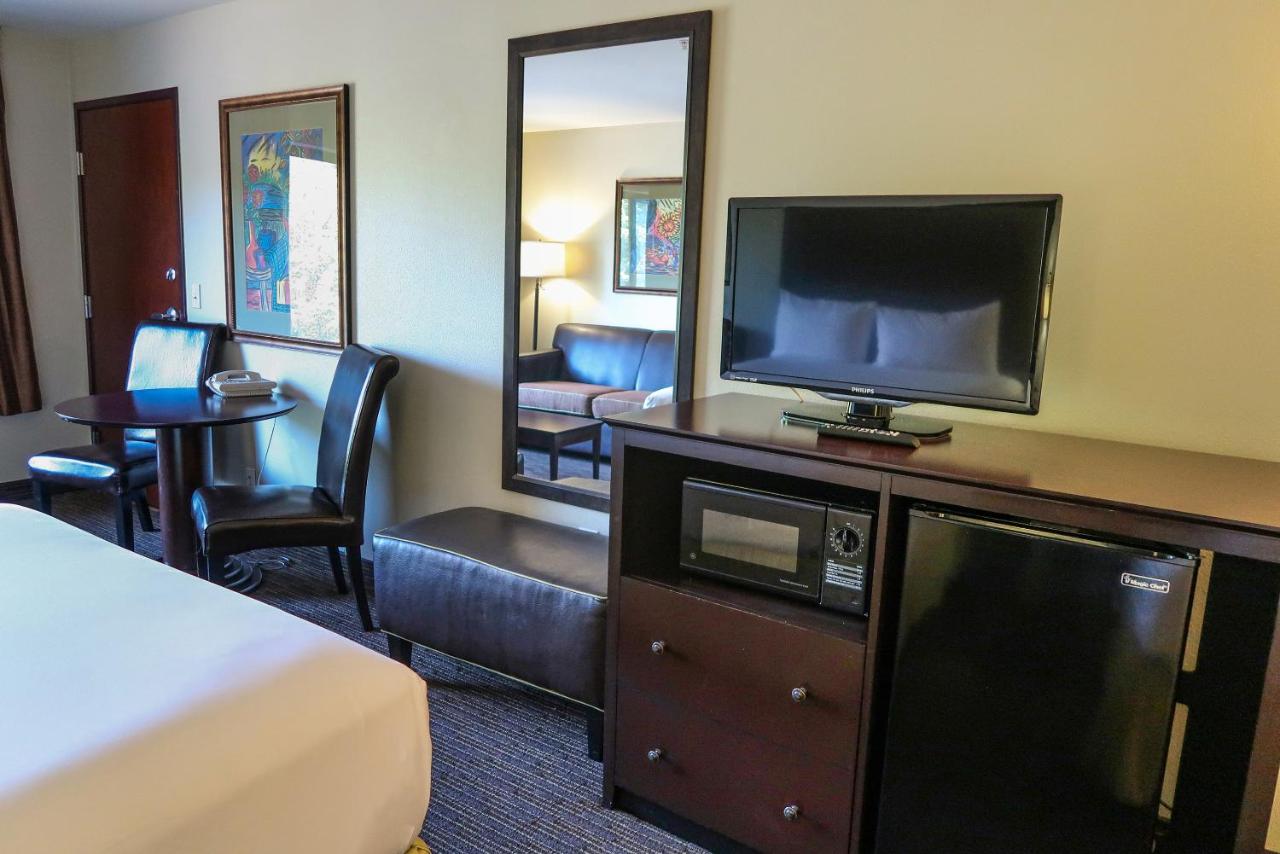Classic 2 Queen Suite at Oxford Suites Portland - Jantzen Beach