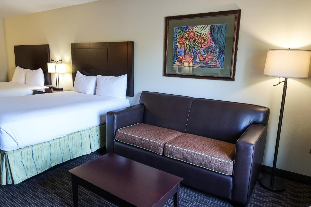 Classic 2 Queen Suite at Oxford Suites Portland - Jantzen Beach