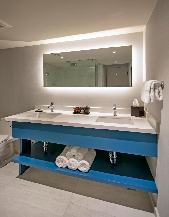 Deluxe King Room at La Jolla Cove Suites