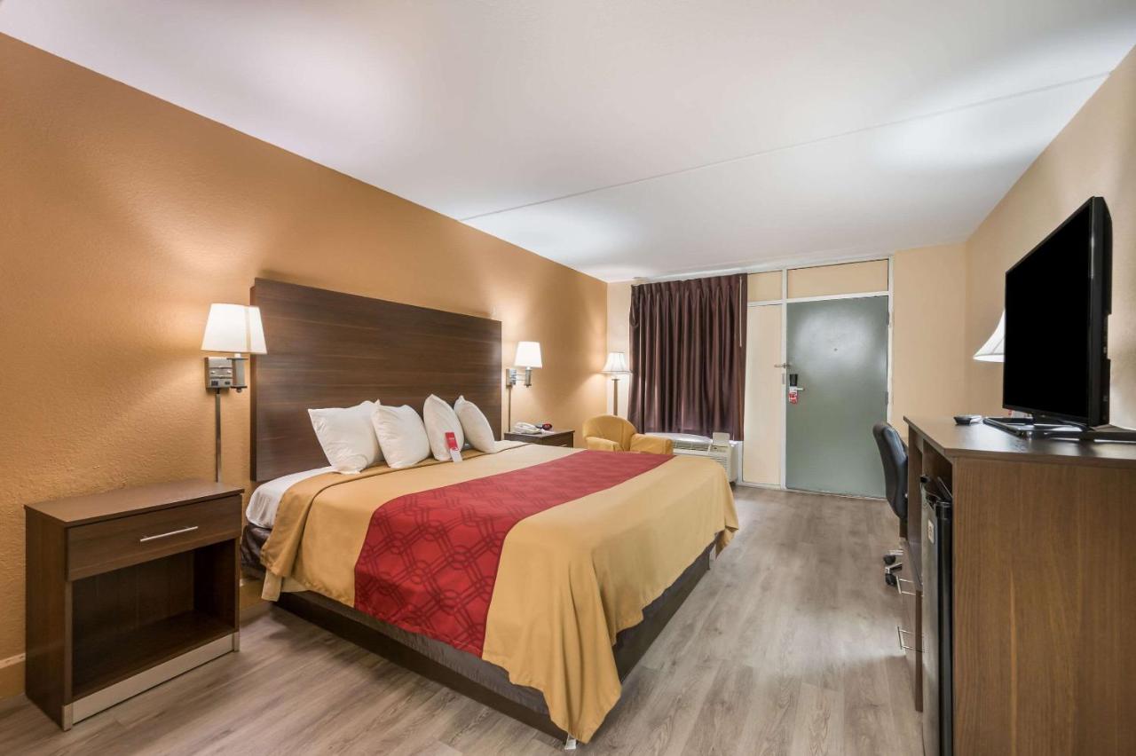King Room - Smoking at Econo Lodge Cullman South