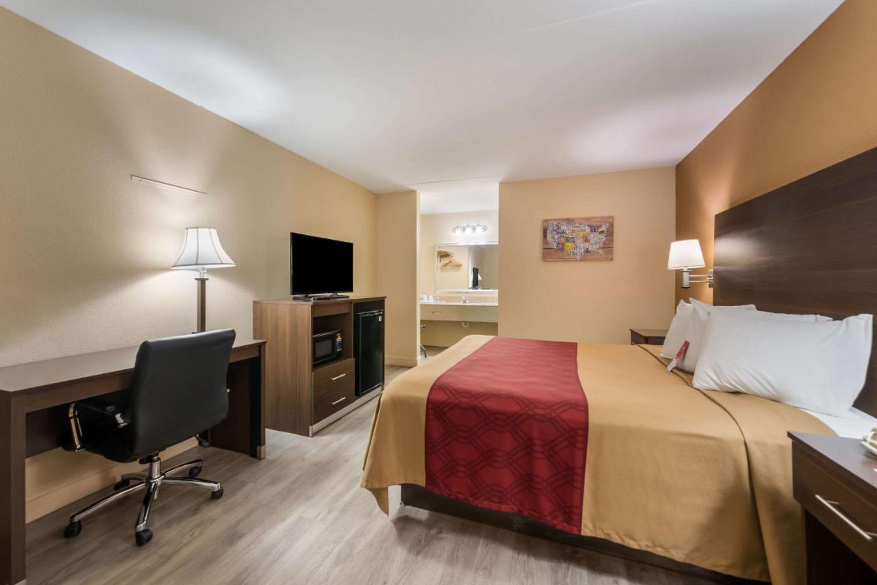 King Room - Smoking at Econo Lodge Cullman South