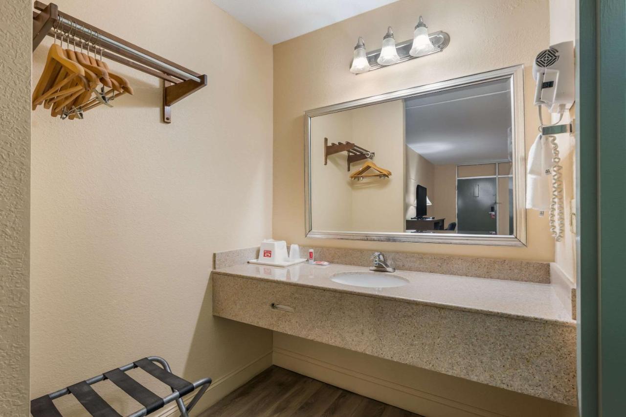 King Room - Smoking at Econo Lodge Cullman South