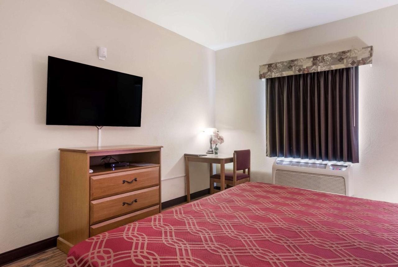 | Econo Lodge Inn & Suites Rockmart