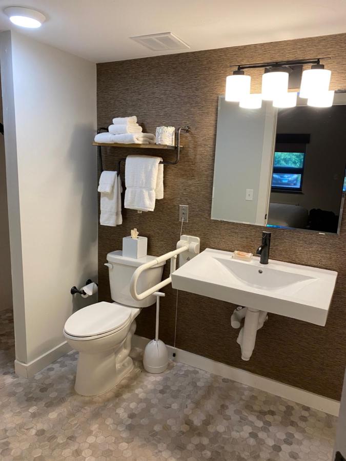 | Hi-Ho: A Hi-Tech Hotel