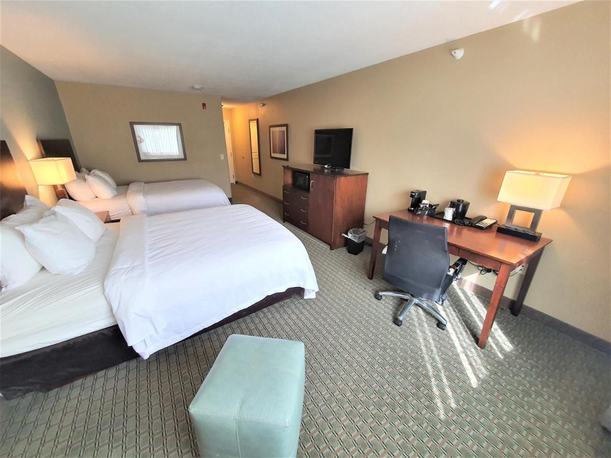 Deluxe Queen Room at AmeriVu Inn and Suites - Chisago City