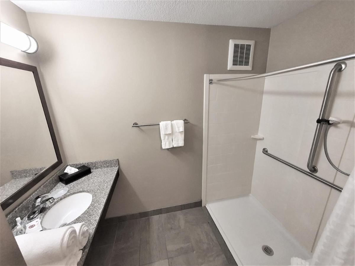 Queen Room - Disability Access at AmeriVu Inn and Suites - Chisago City