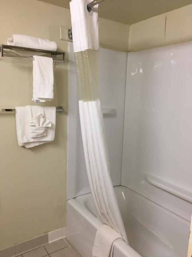 Efficiency Queen Room - Non-Smoking at Radford Inn