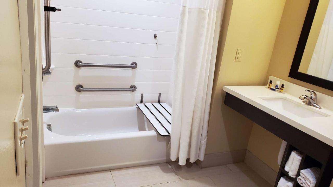 Queen Room with Two Queen Beds and Bath Tub - Disability Access at Best Western Plus New Orleans Airport Hotel