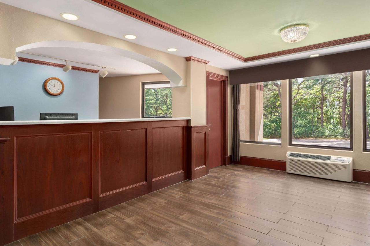 | Super 8 by Wyndham West Greenwich/Providence