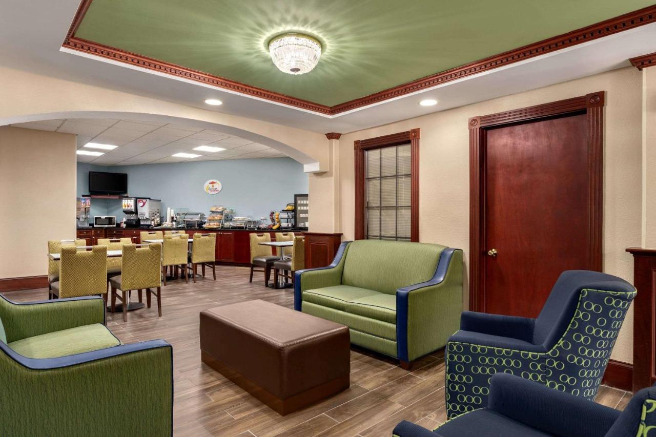 | Super 8 by Wyndham West Greenwich/Providence