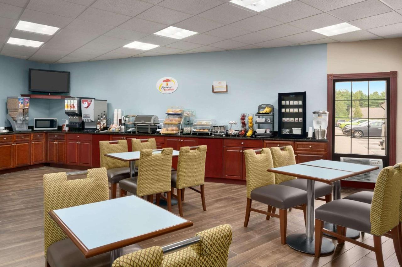 | Super 8 by Wyndham West Greenwich/Providence