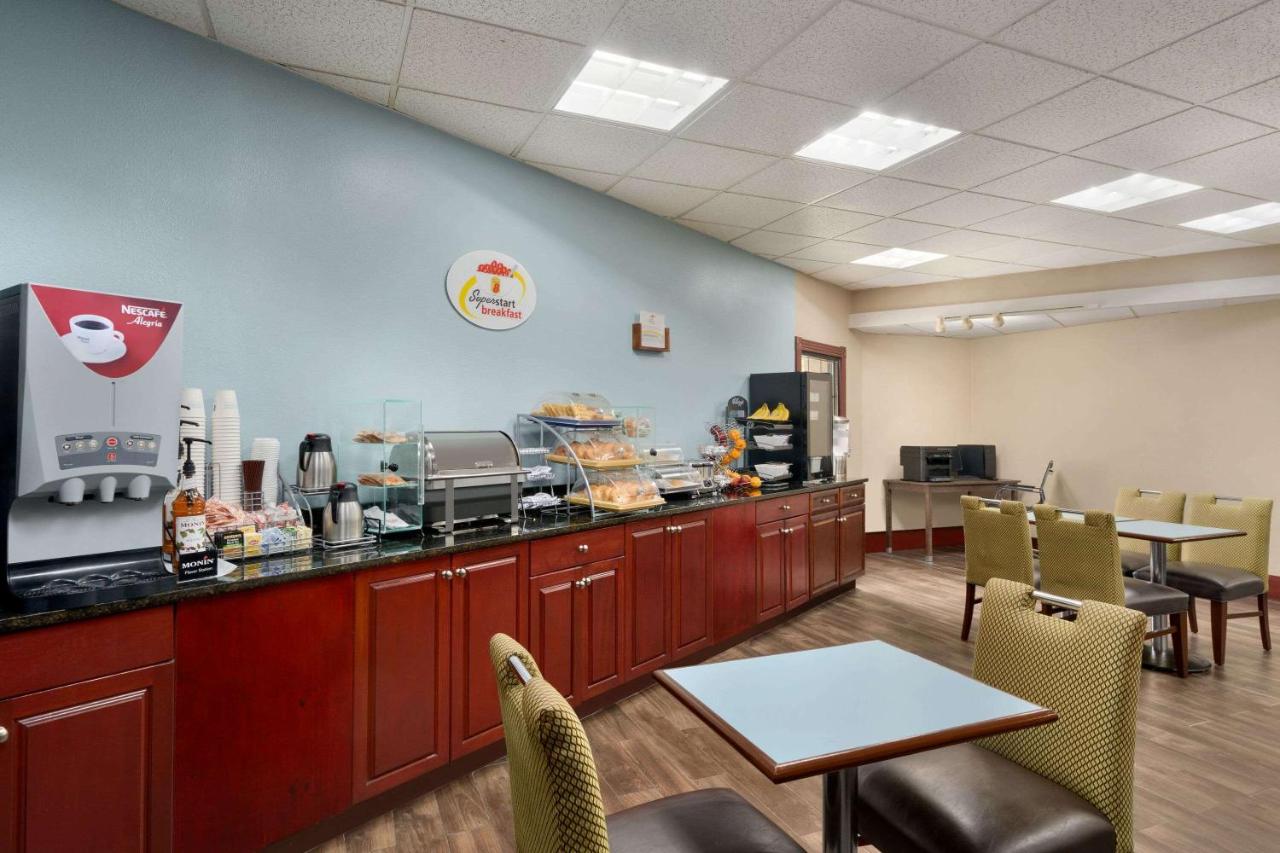 | Super 8 by Wyndham West Greenwich/Providence