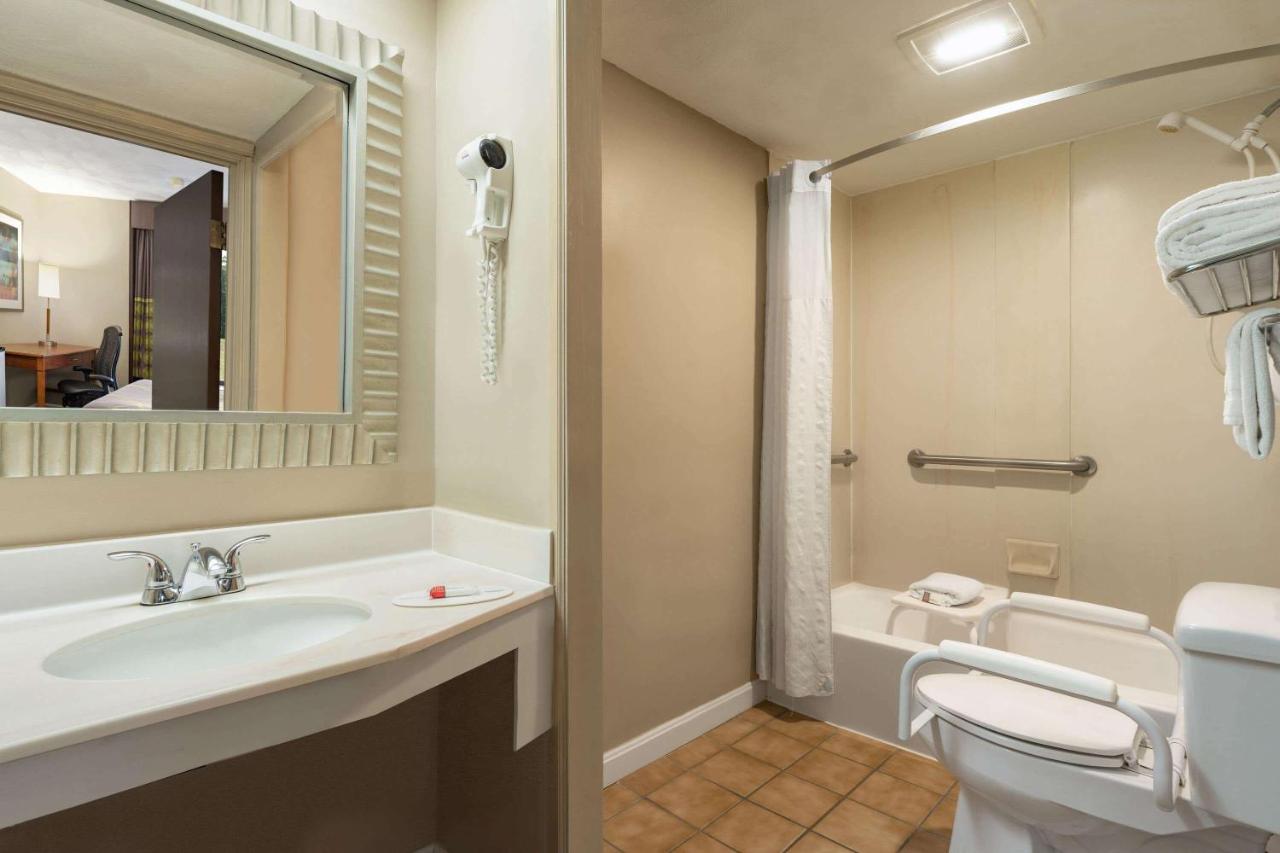 | Super 8 by Wyndham West Greenwich/Providence