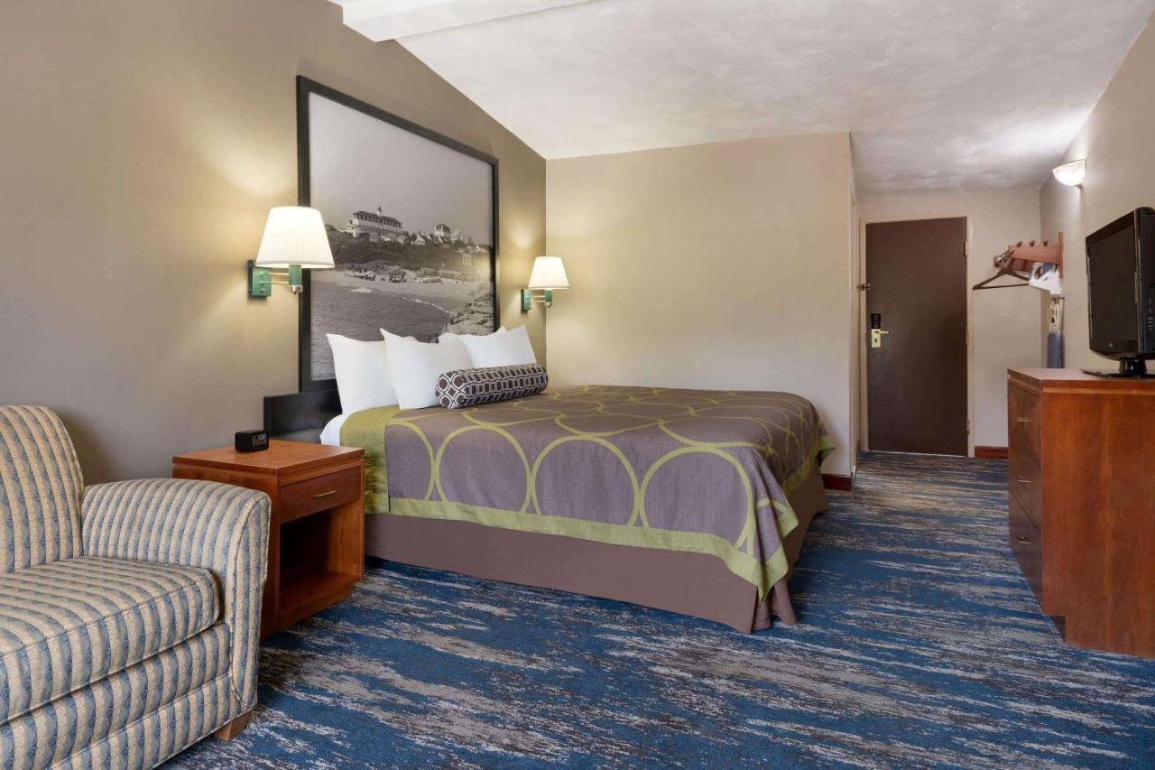 | Super 8 by Wyndham West Greenwich/Providence