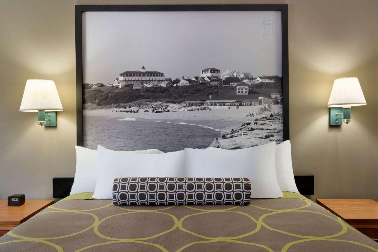 | Super 8 by Wyndham West Greenwich/Providence