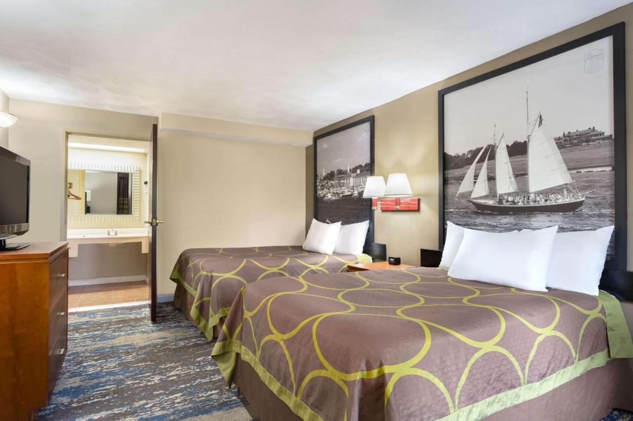 | Super 8 by Wyndham West Greenwich/Providence