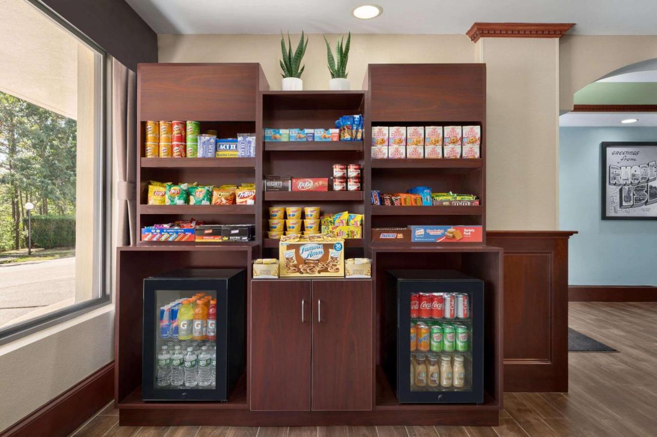 | Super 8 by Wyndham West Greenwich/Providence