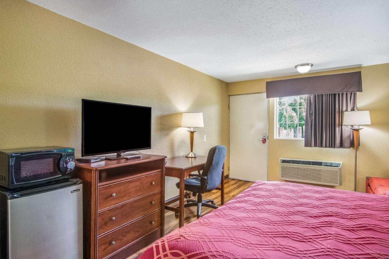 | Econo Lodge Hotel Bradford